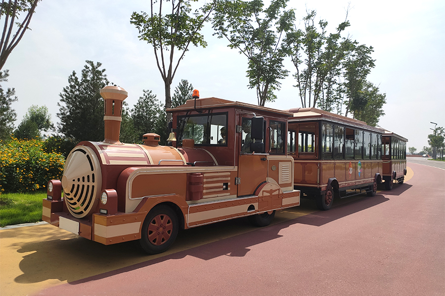 28 trains touristiques élégants à grande échelle sans rails dans des wagons fermés