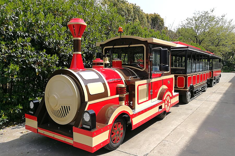 28 trains touristiques élégants à grande échelle sans rails dans des wagons fermés