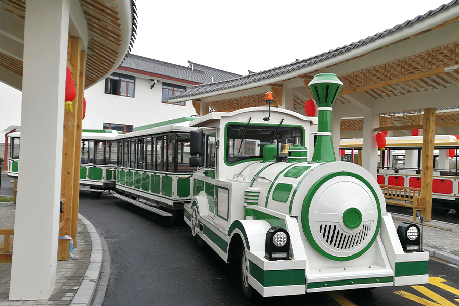 28 trains touristiques élégants à grande échelle sans rails dans des wagons fermés