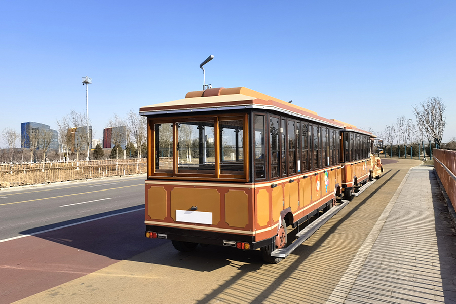 28 trains touristiques élégants à grande échelle sans rails dans des wagons fermés