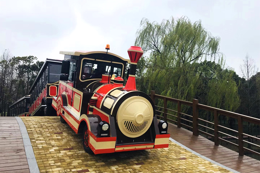 28 trains touristiques élégants à grande échelle sans rails dans des wagons fermés