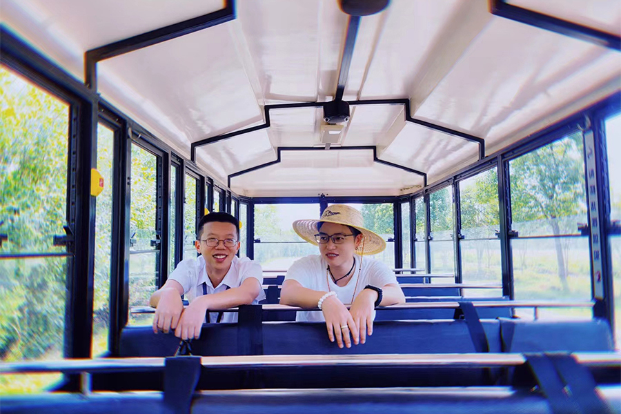 Trains touristiques élégants à grande échelle de 20 places dans des wagons fermés