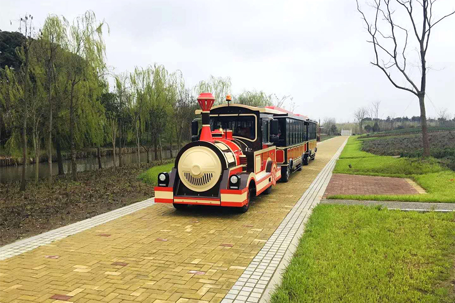 28 trains touristiques élégants à grande échelle sans rails dans des wagons fermés